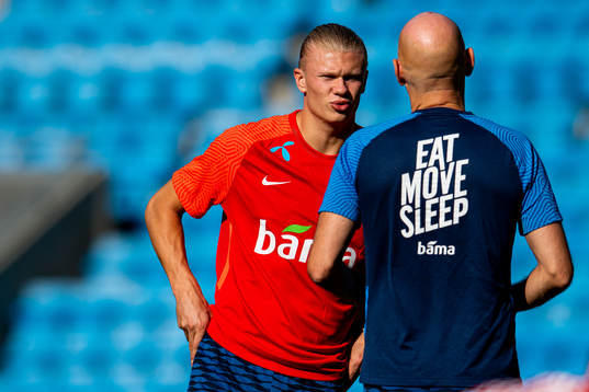 Erling Braut Haaland talks to Ståle Solbakken, head coach