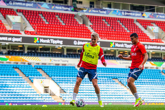 Martin Ødegaard and Mohamed Elyounoussi of the Norwegian