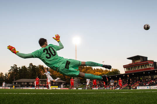 Akropolis Marcus Burman gör 1-1 på straff bakom Värnamos
