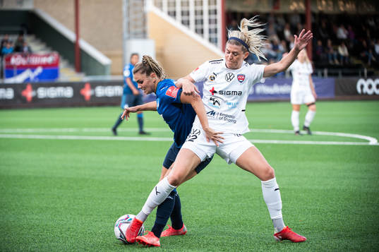 Laura Wienroither of Hoffenheim and Olivia Schough of