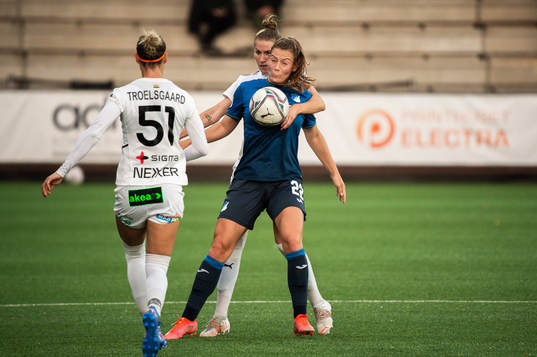 Sarai Linder of Hoffenheim against Emma Berglund of
