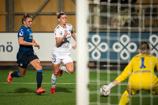 Laura Wienroither of Hoffenheim against Olivia Schough of