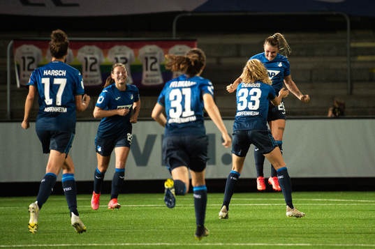 Laura Wienroither of Hoffenheim celebrate with teammates