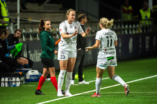 Stefanie Sanders change with Mimmi Larsson of Rosengård