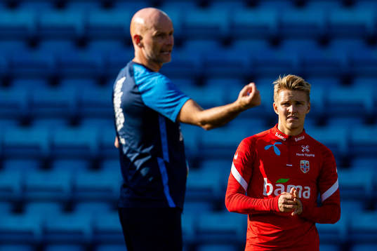 Martin Ødegaard listens to Ståle Solbakken, head coach of