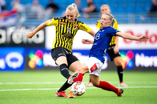 Stina Blackstenius  of Häcken and Thea Bjelde of Vålerenga