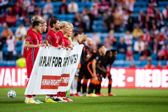 Players of Norway with a sign saying ”Fair Play for