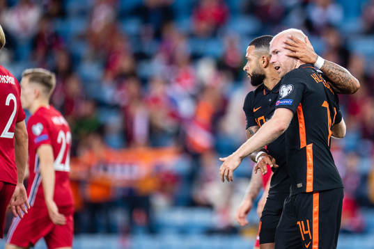 Memphis Depay and Davy Klaassen of Netherlands celebrates