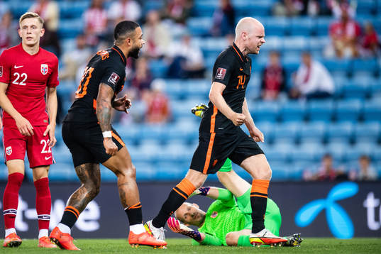 Memphis Depay and Davy Klaassen of Netherlands celebrates