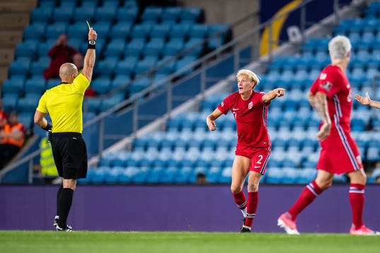 Szymon Marciniak, referee, and Morten Thorsby of Norway