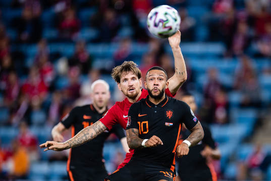 Stefan Strandberg of Norway and Memphis Depay of Netherlands