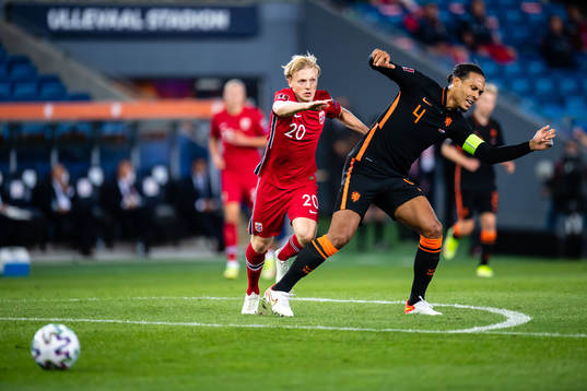 Mats Møller Dæhli of Norway and Virgil van Dijk of