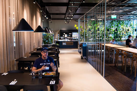 Ishockeylaget Zugs tränare Dan Tangnes äter lunch