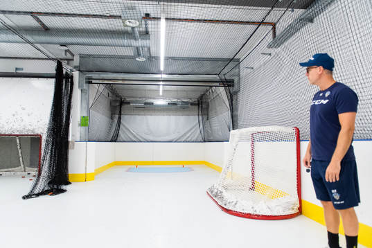 Ishockeylaget Zugs tränare Dan Tangnes framför ett