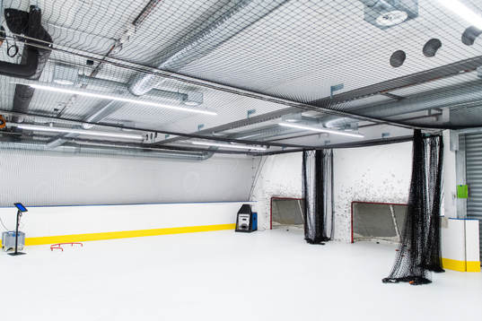 Träningsområde med ishockeymål, och puckmaskin