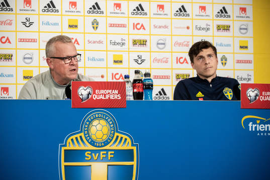 Head coach Janne Andersson and Victor Nilsson Lindelöf of