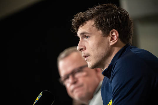 Head coach Janne Andersson and Victor Nilsson Lindelöf of