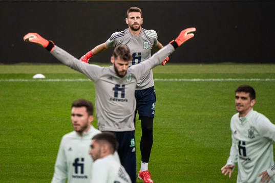 Goalkeepers Unai Simon and David de Gea of the Spanish