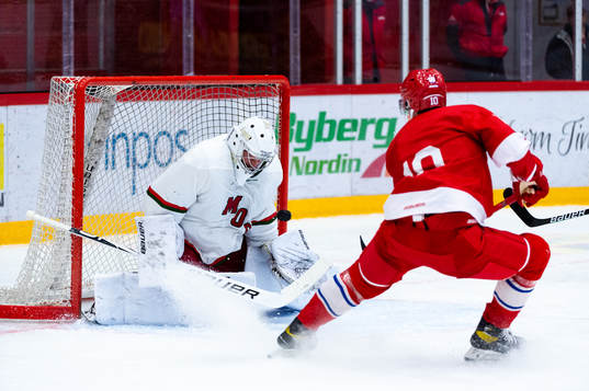 modos målvakt Marcus Nygren och Timrås Robin Alvarez