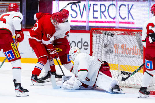 Timrås Sebastian Hartmann och Modos målvakt Marcus Nygren