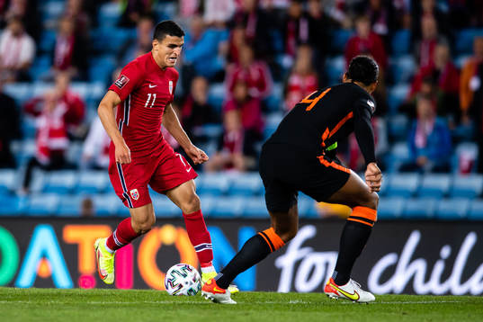 Mohamed Elyounoussi of Norway and Virgil van Dijk of