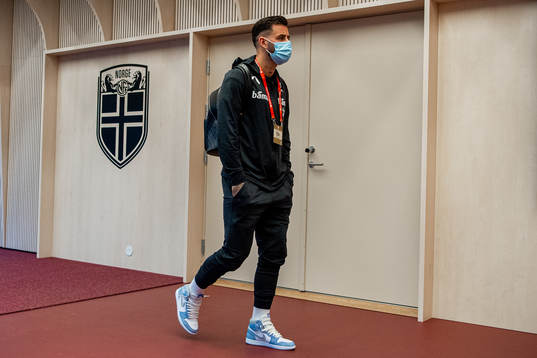 Aron Dønnum of Norway arrives wearing a face mask