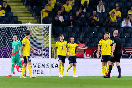 The Swedish players look dejected