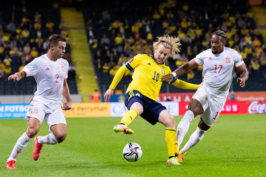 Emil Forsberg of Sweden against Cesar Azpilicueta and Adama