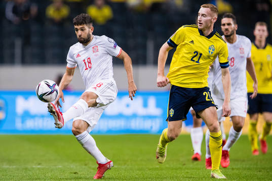 Jordi Alba of Spain and Dejan Kulusevski of Sweden