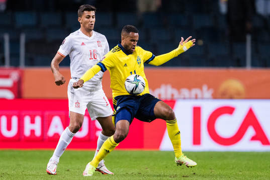 Carlos Soler of Spain and Isaac Kiese-Thelin of Sweden