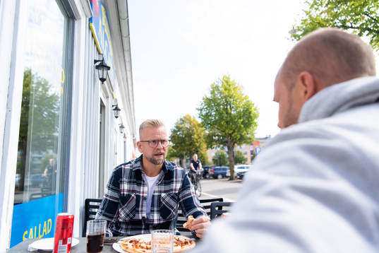 Den f.d. ishockeyspelaren Johan Davidsson blir intervjuad