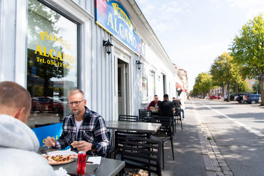 Den f.d. ishockeyspelaren Johan Davidsson blir intervjuad