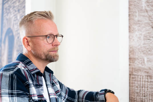 Den f.d. ishockeyspelaren Johan Davidsson blir intervjuad