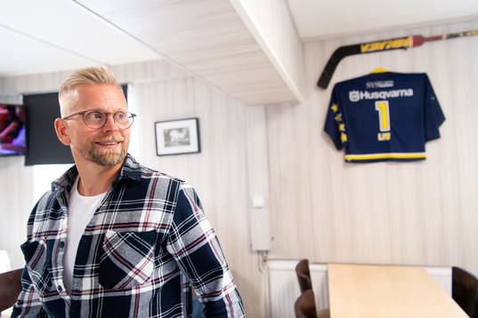 Den f.d. ishockeyspelaren Johan Davidsson blir intervjuad
