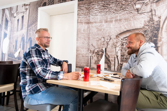 Den f.d. ishockeyspelaren Johan Davidsson blir intervjuad