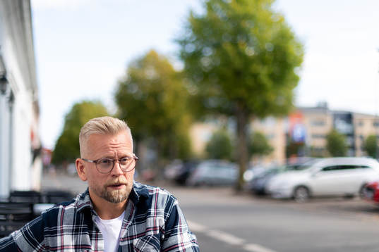 Den f.d. ishockeyspelaren Johan Davidsson blir intervjuad