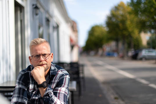 Den f.d. ishockeyspelaren Johan Davidsson blir intervjuad