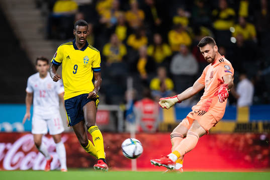Alexander Isak of Sweden and goalkeeper Unai Simón of Spain