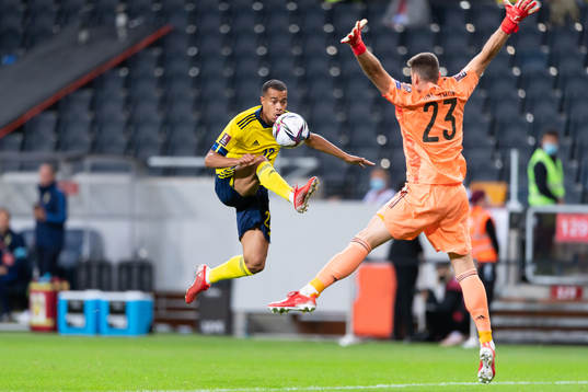 Robin Quaison of Sweden against goalkeeper Unai Simón of