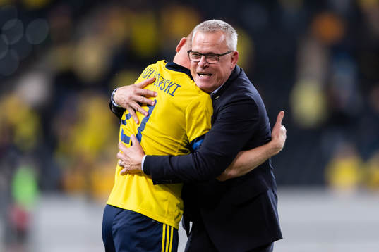 Dejan Kulusevski and head coach Janne Andersson of Sweden