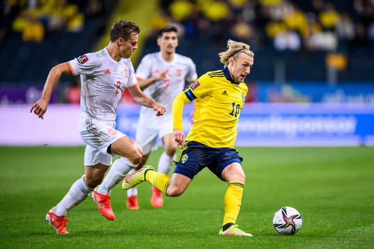 Cesar Azpilicueta of Spain and Emil Forsberg of Sweden