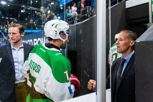 Robert Lantosi and Cam Abbott, head coach of Rögle,