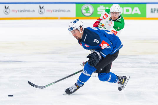 Erlend Lesund of Rögle shoots past Jérôme Bachofner of