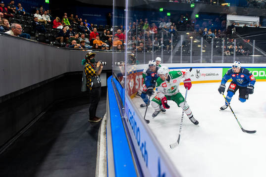 Tyler Kelleher of Rögle competes for the puck with Niklas
