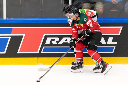 Ryan Lasch of Frölunda and Jan Stransky of Mlada Boleslav