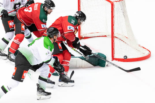 Joel Lundqvist of Frölunda against goalkeeper Jan Ruzicka