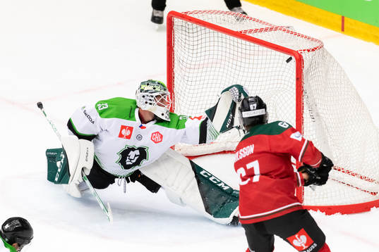 Jacob Nilsson of Frölunda scores 1-1 behind goalkeeper Jan