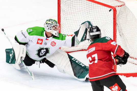 Jacob Nilsson of Frölunda scores 1-1 behind goalkeeper Jan
