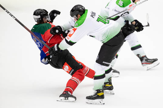 Mattias Norlinder of Frölunda  gets hit by Martin Planek