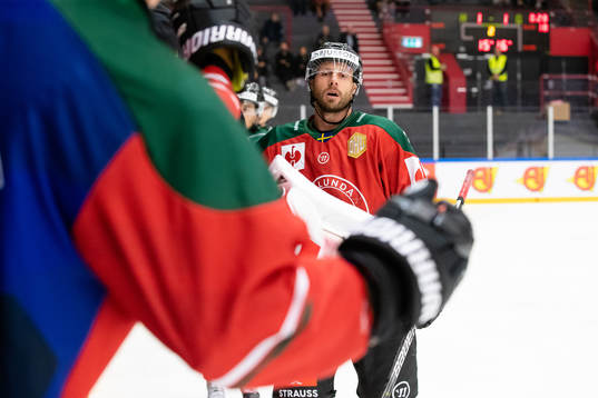 Jan Mursak of Frölunda  celebrates scoring 2-1